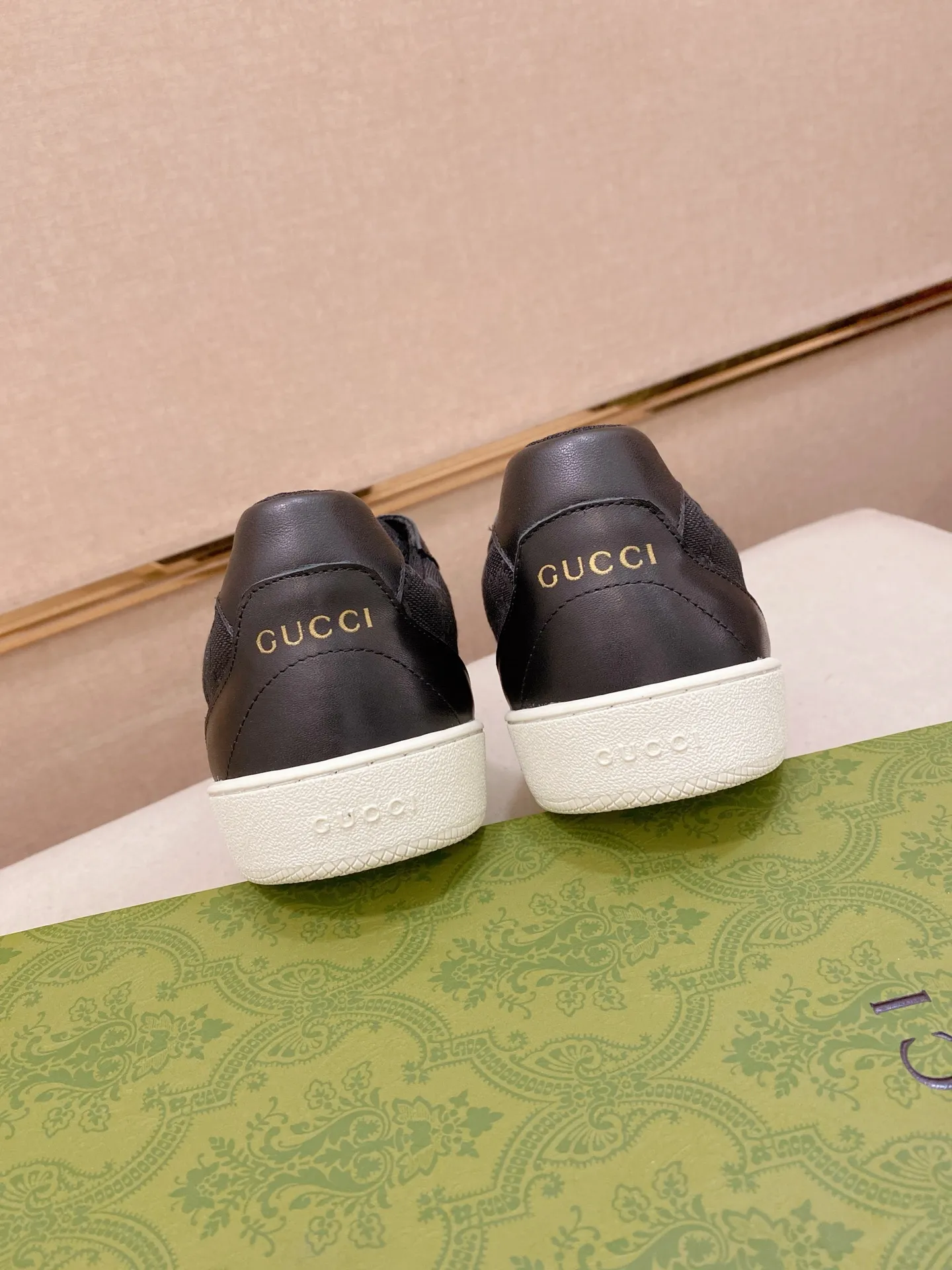 Men's shoes💰 440💰The new GUCCI (Gucci) counters are launched simultaneously. The new men's shoes, 😘fabrics are selected from imported cowhide, and the lining is sheepskin lining. 👍🏿 High-end ☄️ air-cushion molded anti-slip rubber outsole, exquisite lines, simple and elegant, comfortable and high-end for leisure travel. Code number: 38 to 44 (45 can be customized and cannot be returned or exchanged)